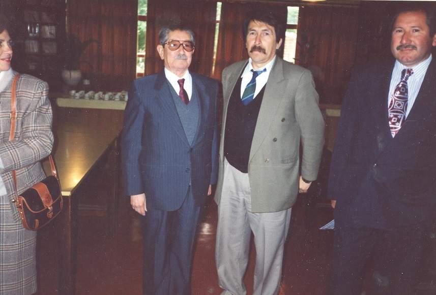 Juan_Colombino_ con_Rector.jpg (46553 bytes)